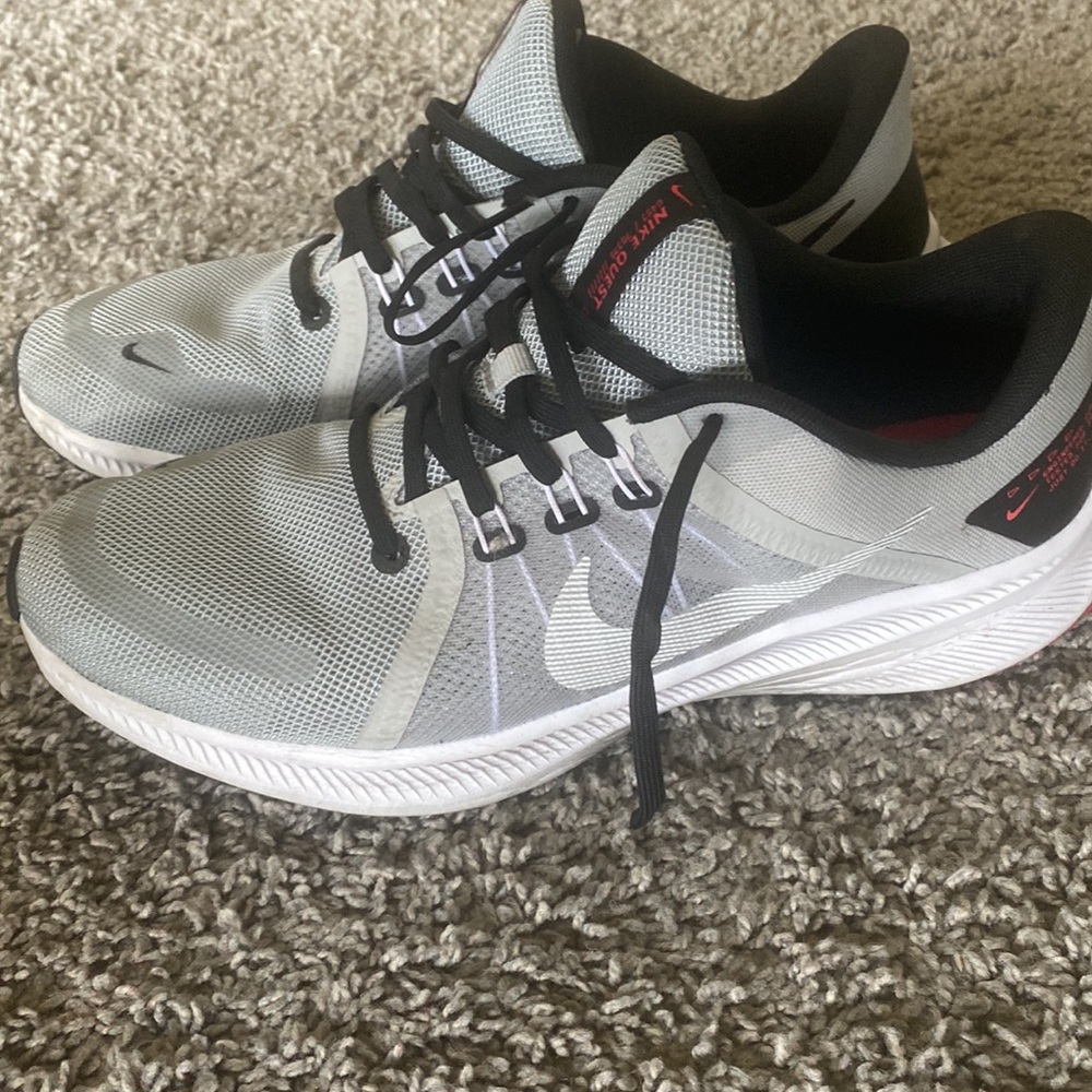 Nike Quest 4 Running Shoes. Light Grey.